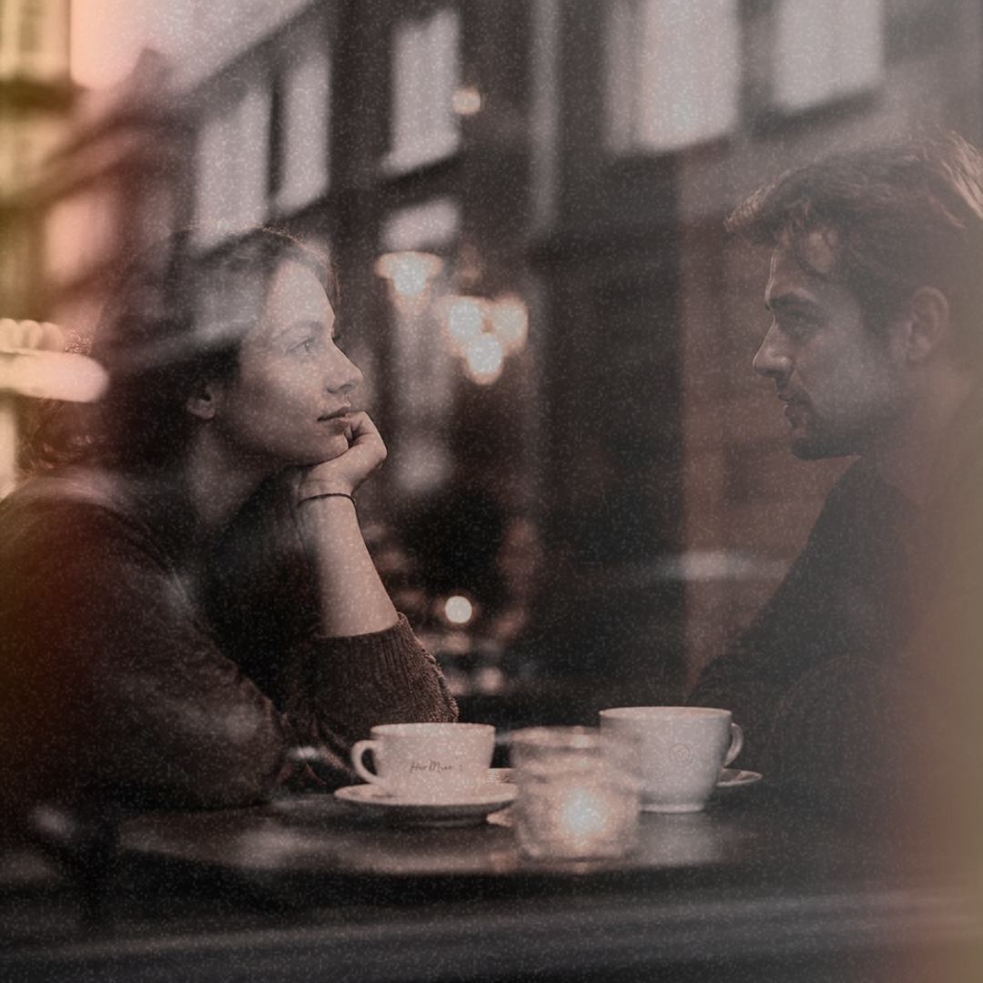 Man och kvinna ser varandra i ögonen vid ett kafébord i skymning, med kaffekoppar mellan sig — bild till essän "När orden slutade vara bara ord" på HerMine's blogg.