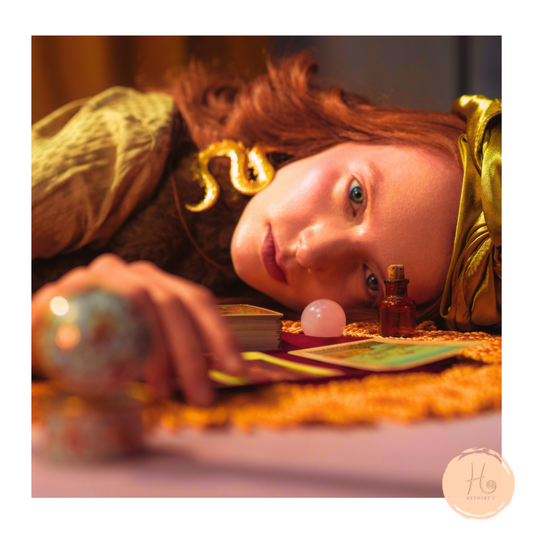 andlig kvinna med kristaller och tarotkort, andligt uppvaknande och andlig kris - HerMine`s 