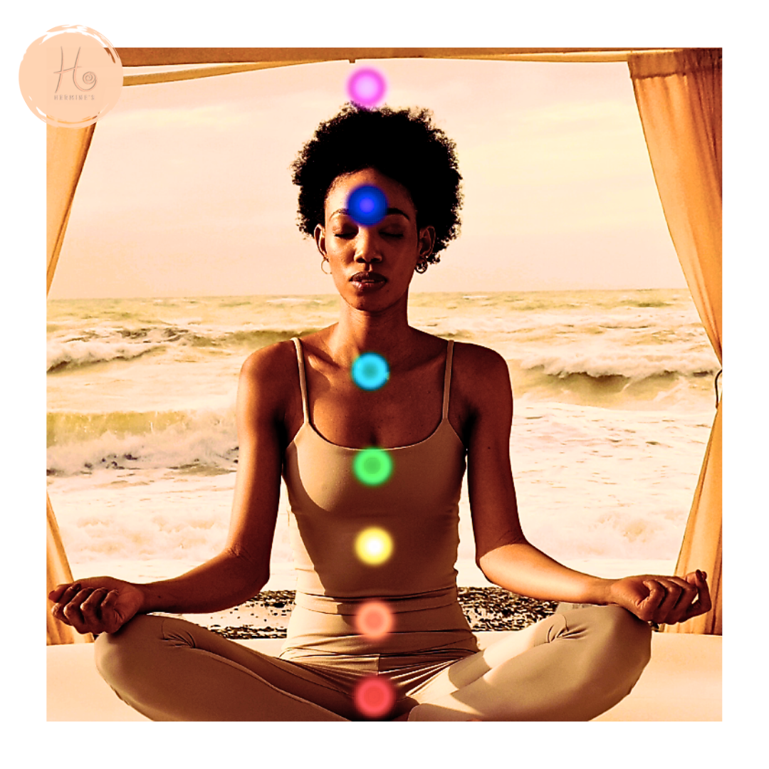 mediterande kvinna på strandsängen med de 7 huvudchakrarna synliggjort, energi och balans - HerMine`s