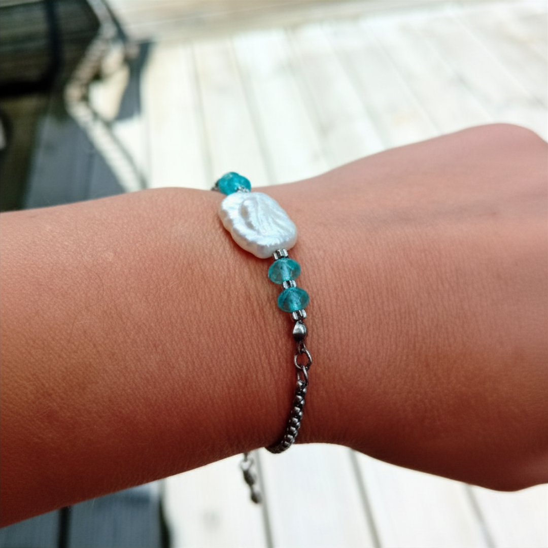 LAGOON armband på handled — facetterad blå topaz och oregelbunden keshipärla i silvertonad boxkedja från HerMine's