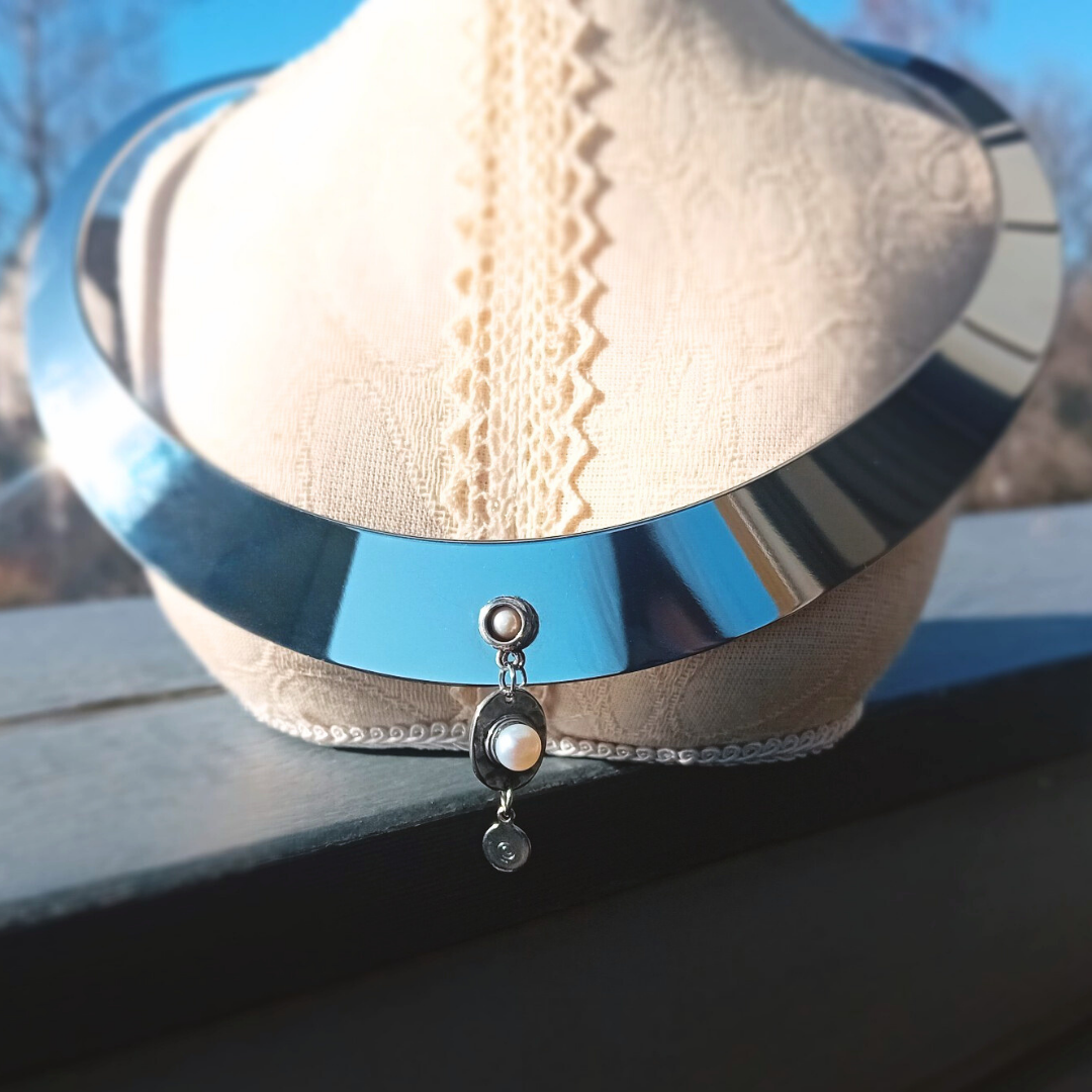 minimalist pearl choker in polished stainless steel