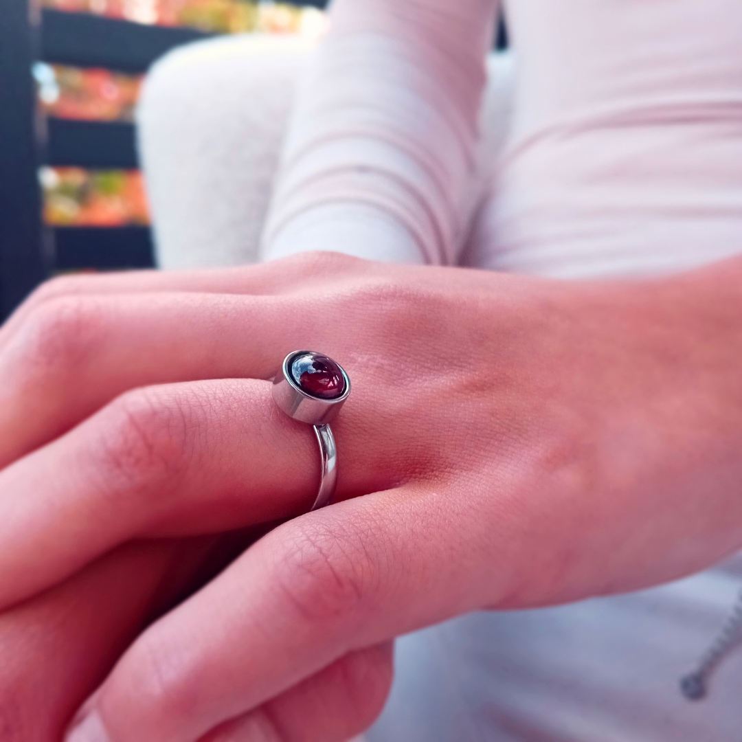 VITIA · Ring · Garnet · Stainless steel