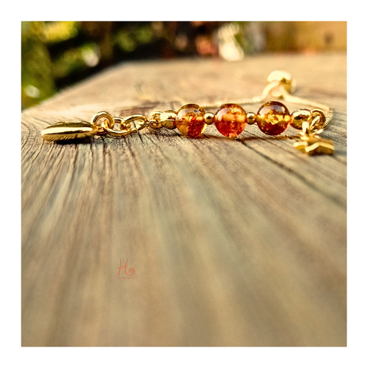 Armband med bärnsten och 18k guldpläterade detaljer från HerMine`s