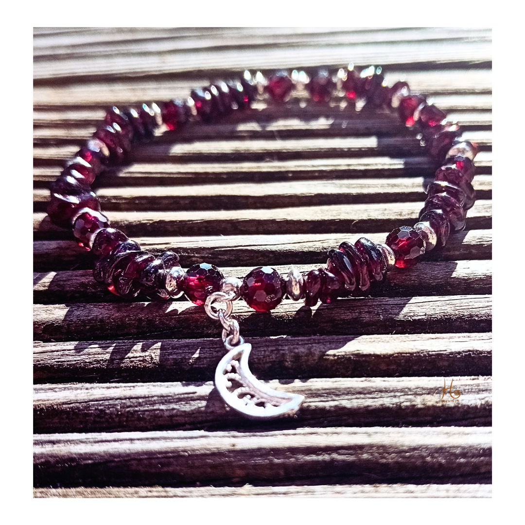 Armband med granat, nuggets & rund facetterad i 925 sterling silver – med månehänge