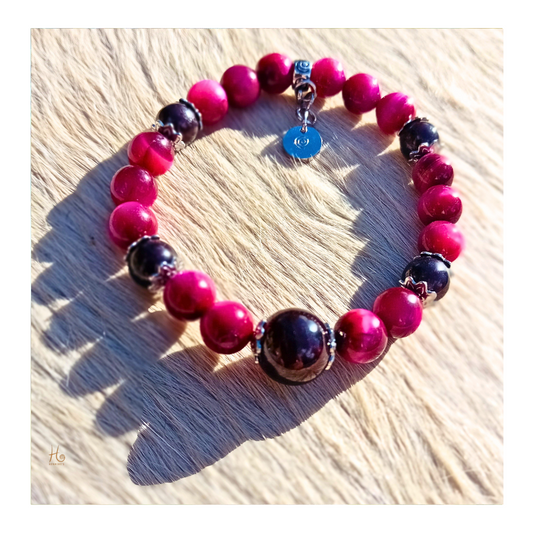 Elastisk armband med pink tigeröga & granat – med rostfritt stål från HerMine`s