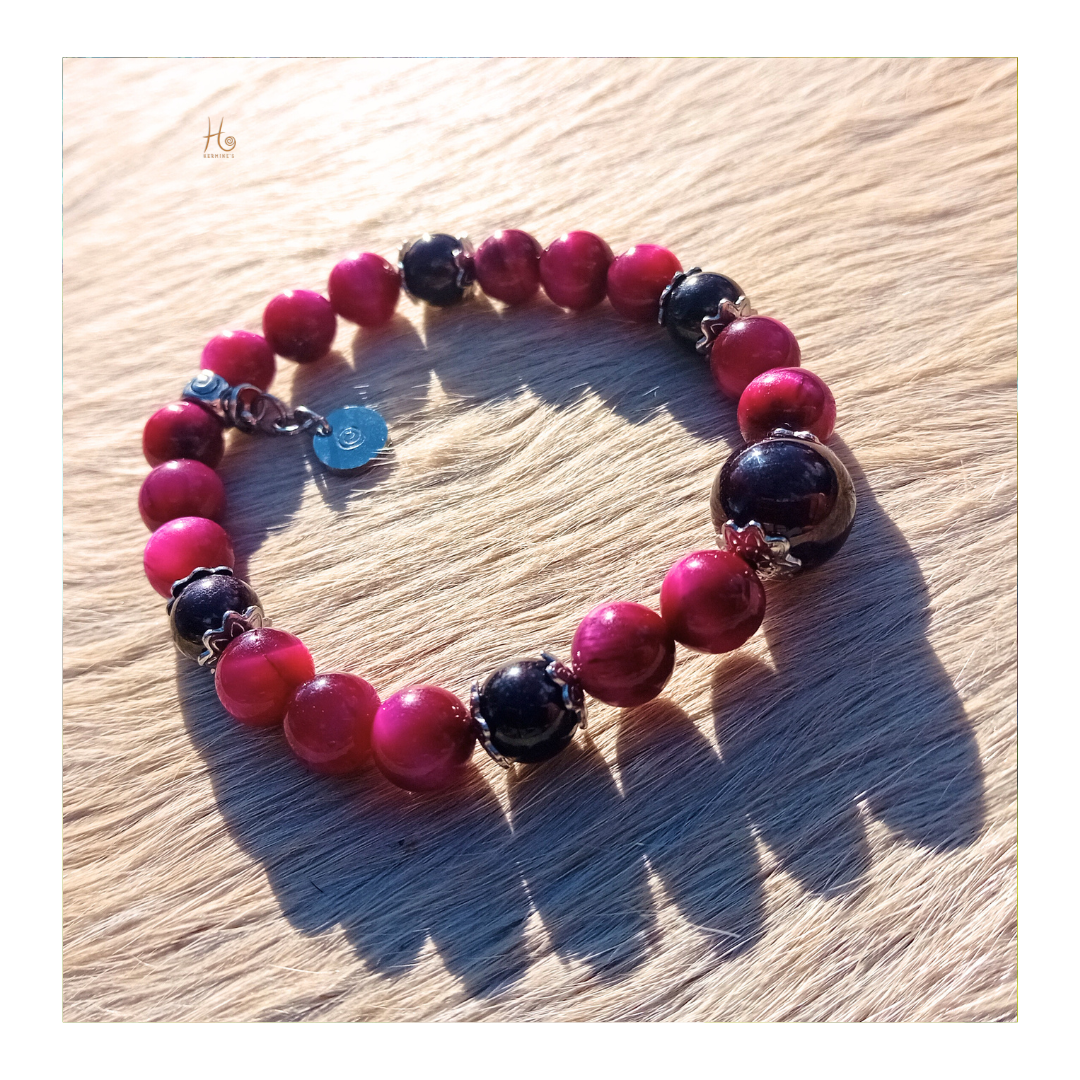 Elastisk armband med pink tigeröga & granat – med rostfritt stål från HerMine`s