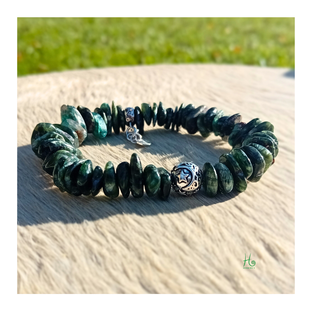 Armband med serafinit i 925 sterling silver detaljer med ingraverade ornament från HerMine`s