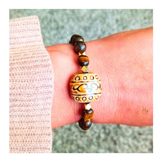 Armband med tigeröga & bronzit i 18K Guldplätering med keramik berlock och graverad logohänge -"Believe" från HerMine`s