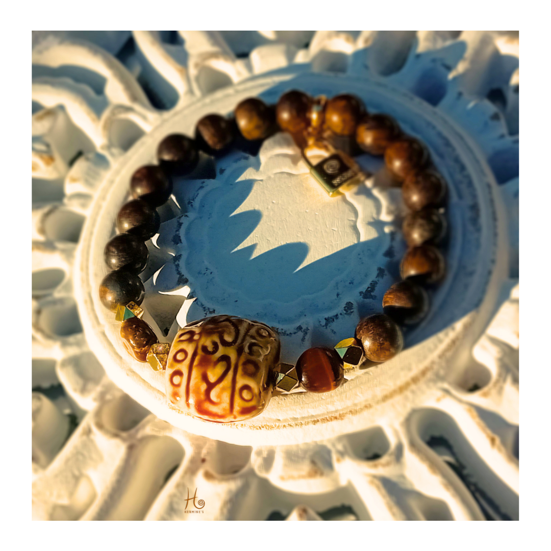 Armband med tigeröga & bronzit i 18K Guldplätering med keramisk berlock och graverad logohänge -"Believe" från HerMine`s