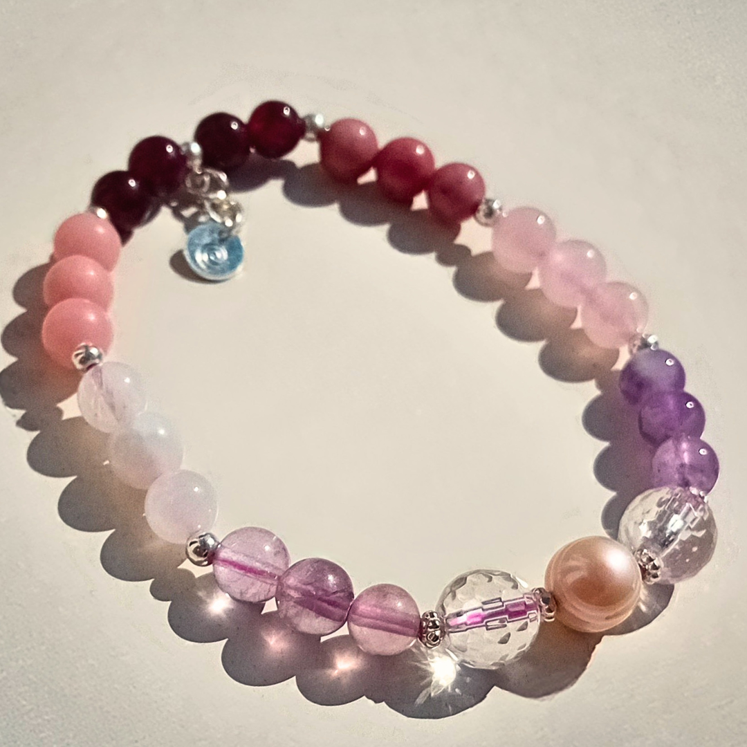 Ennea-armband-granat-pink-opal-rodonit-rosenkvarts-ametist-bergkristall-barock-sötvattenspärla-fluorit-månsten-kristall