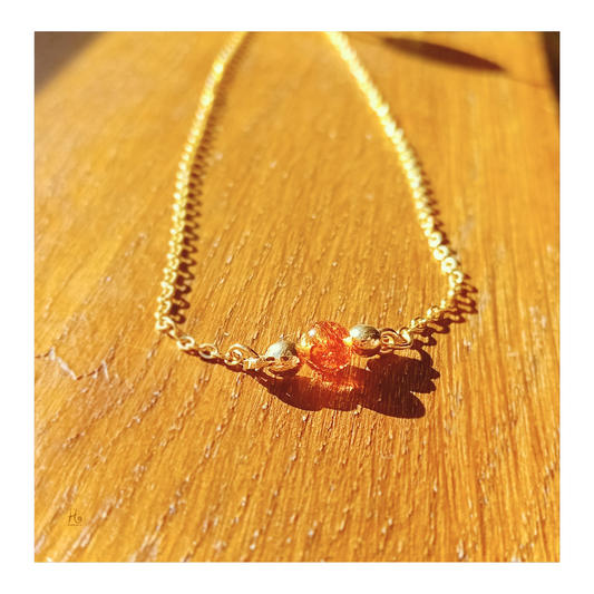 Halsband med bärnsten och 18k guldpläterade detaljer - från HerMine`s