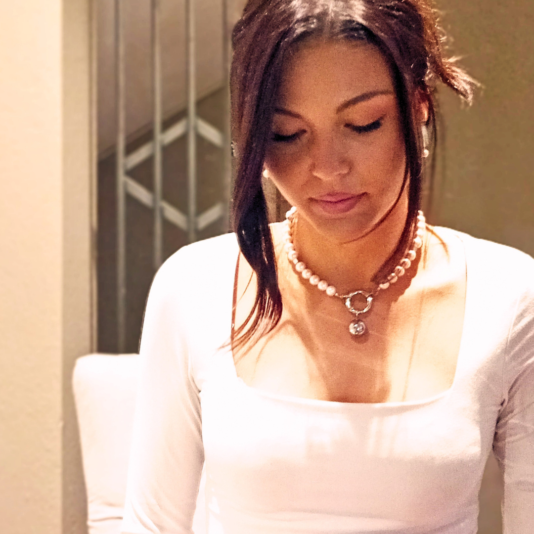 Choker halsband i rostfritt stål med ljusrosa shell pearls och mörk droppformad detalj framtill