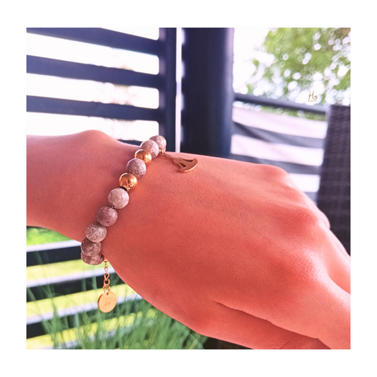 Armband Fossil Koralle mit Yoga-Anhänger aus poliertem Edelstahl in Gold