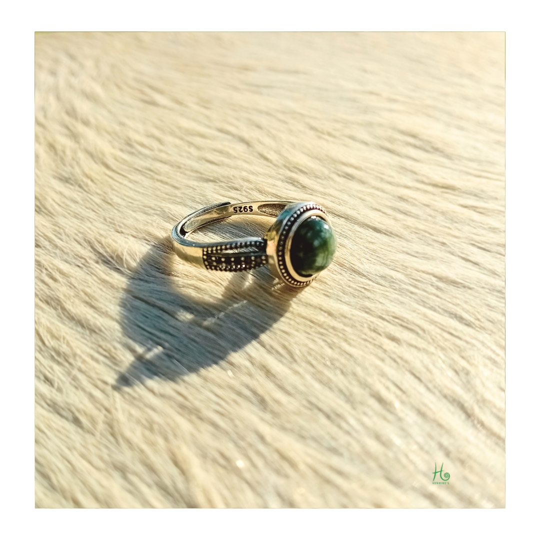 Ring med serafinit och cubic zirkonia i 925 sterling silver från HerMine`s